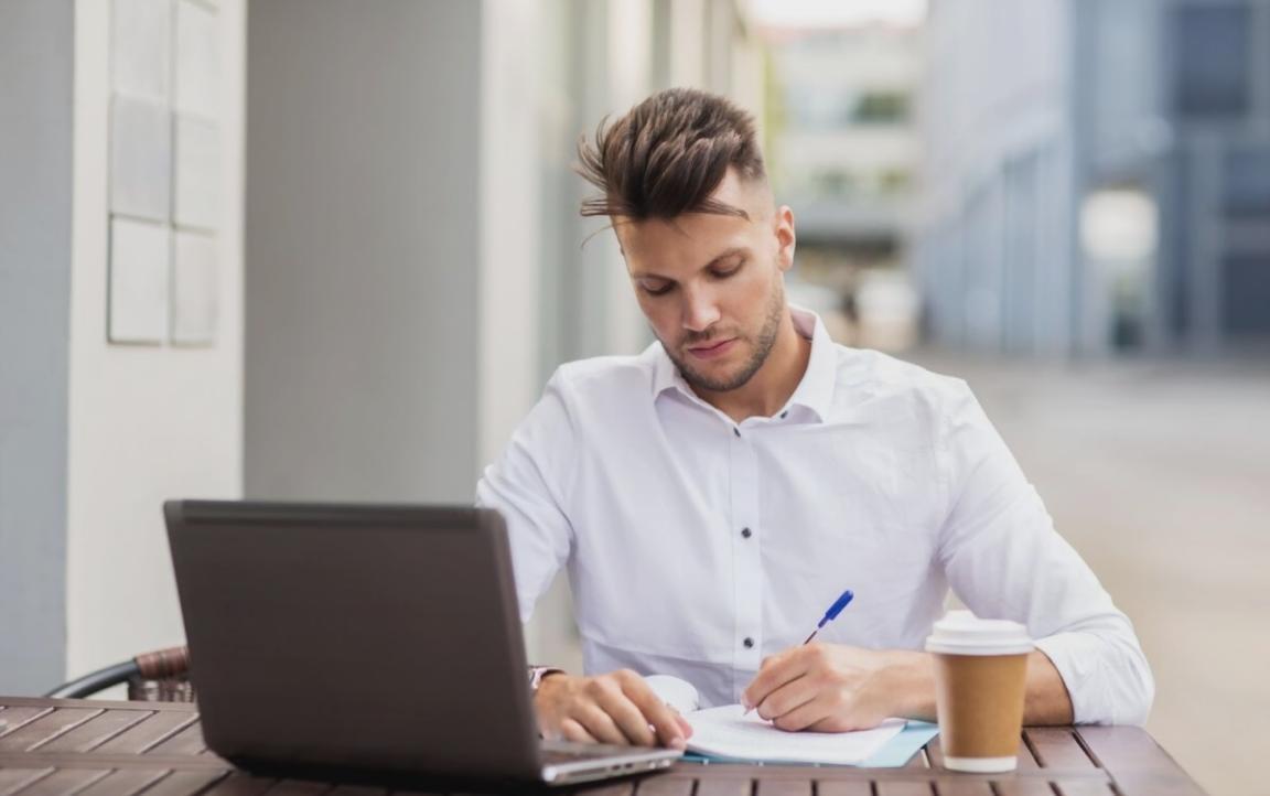 Experto analizando datos presupuestarios en entorno profesional