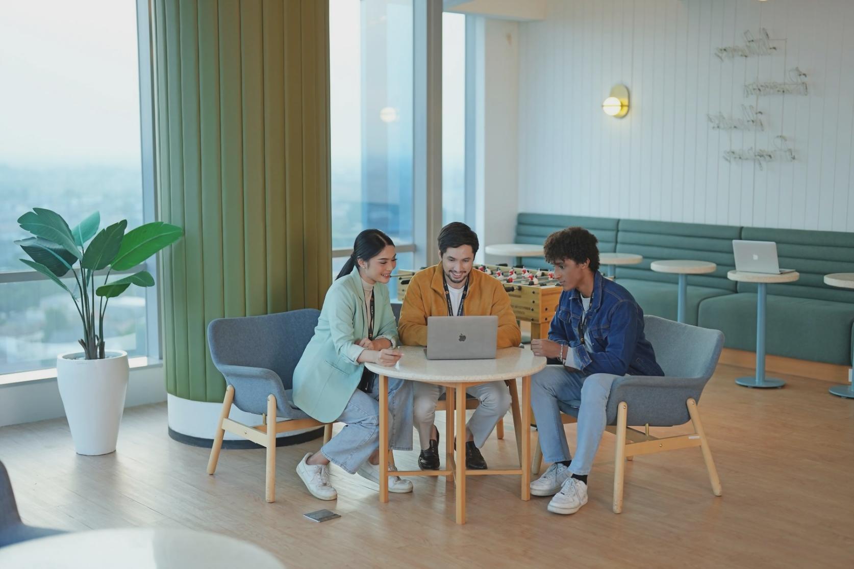 Profesional trabajando en análisis de variaciones presupuestarias