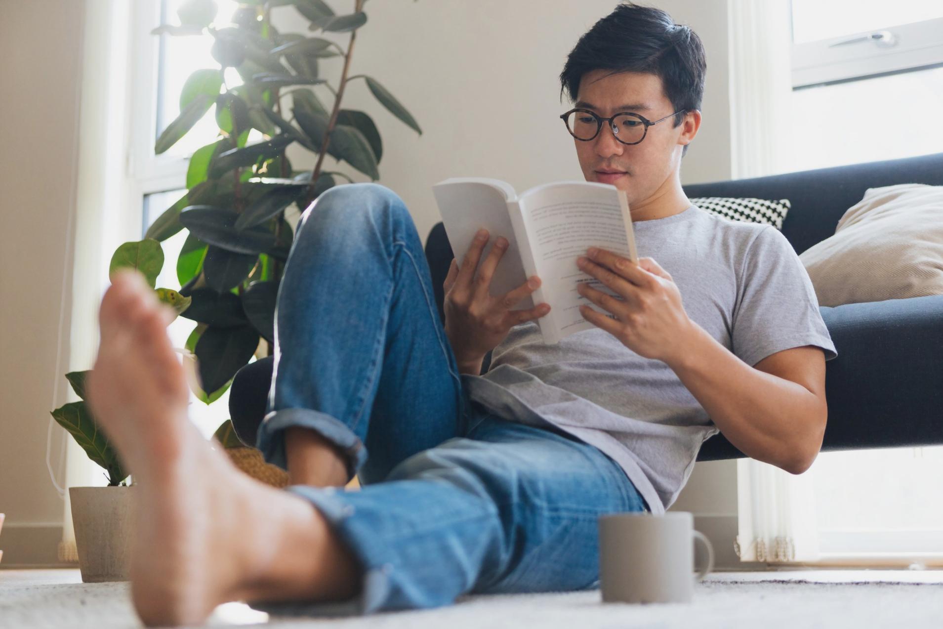 Equipo revisando informes presupuestarios en reunión